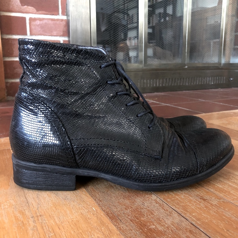 Beautiful Lace-up ankle boots in soft textured black leather, size 38